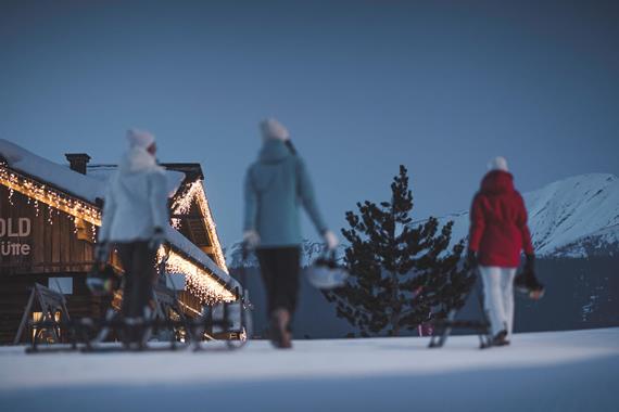 Skiing in floodlight