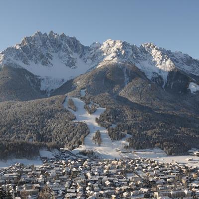 Cittadina alpina con l'amore per lo sci