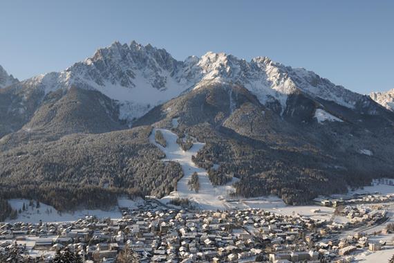 Cittadina alpina con l'amore per lo sci